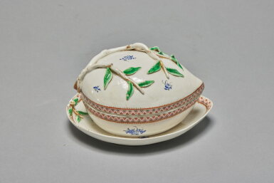 View full screen - View 1 of Lot 16. A Rare Chinese Export Famille-Rose and Gilt-Decorated Peach-form Box, Cover, and Stand, Qing Dynasty, Jiaqing Period, Circa 1800 | 清嘉慶 約1800年 粉彩描金桃形蓋盒及托盤.