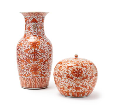 View full screen - View 1 of Lot 119. An iron-red enamelled 'lotus' baluster vase and companion jar and cover Qing dynasty, 19th century | 清十九世紀 礬紅福壽連連紋大瓶及蓋罐一組兩件.