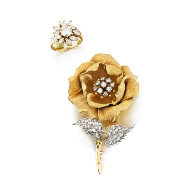 View full screen - View 1 of Lot 394. Ensemble de bijoux or et diamants | Set of gold and diamond jewellery.