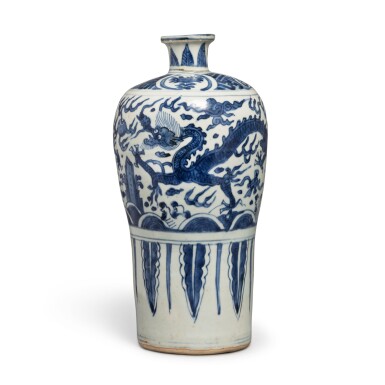 View full screen - View 1 of Lot 517. A blue and white 'dragon' vase (Meiping), Ming dynasty, Wanli period | 明萬曆 青花雲龍戲珠紋梅瓶.