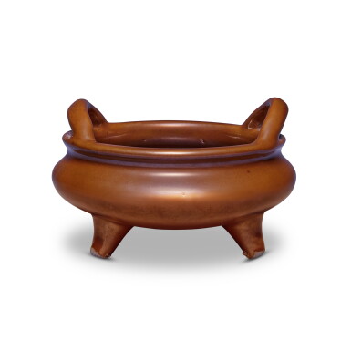 View full screen - View 1 of Lot 1114. A café-au-lait-glazed bombé-form tripod censer, Qing dynasty, 18th century | 清十八世紀 紫金釉橋耳三足爐.