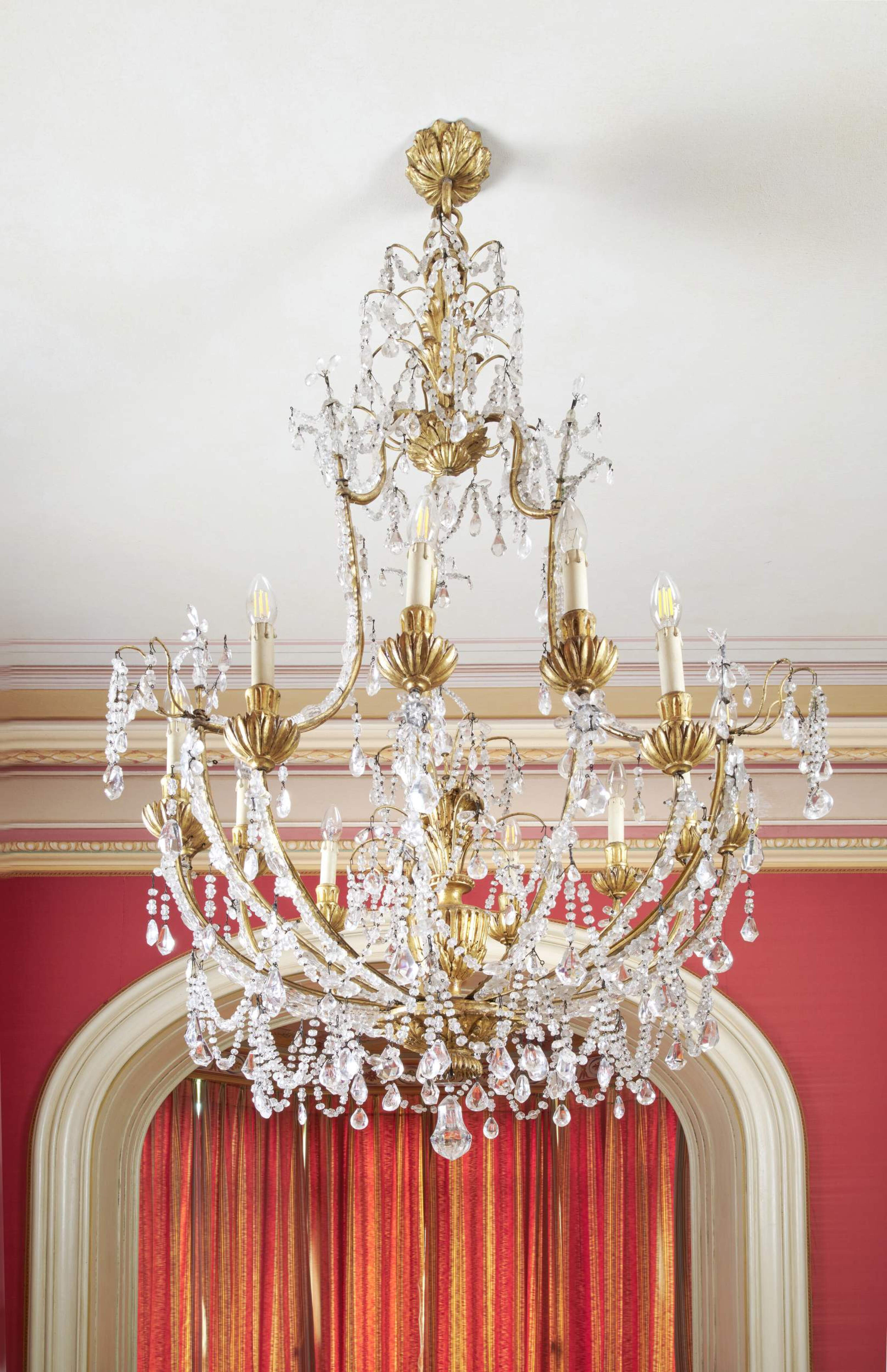 Paire de lustres en cristal de roche et bois doré, Gênes, troisième ...