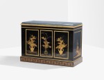 Commode à vantaux en laque du Japon, érable, amarante et bronze doré, vers 1815-1820, attribué à Bernard Molitor (1755-1833)