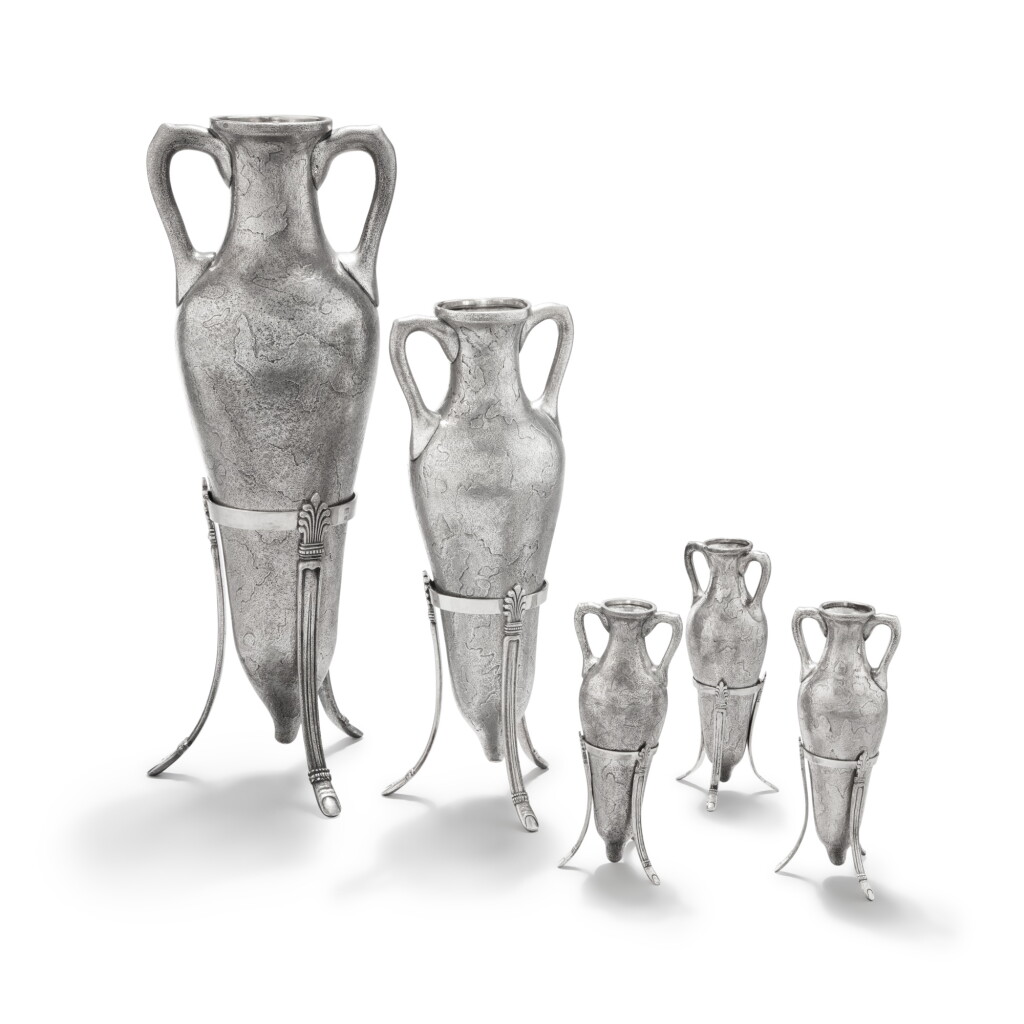 View full screen - View 1 of Lot 54. A set of five Italian silver amphorae and their stands, mainly Mario Poli, Milan, circa 1980 | Ensemble de cinq amphores et leurs présentoirs en argent principalement par Mario Poli, Milan, vers 1980.