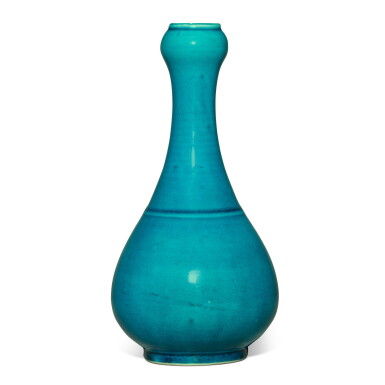 View full screen - View 1 of Lot 1365. A turquoise-glazed garlic-mouth vase, Qing dynasty, 18th / 19th century | 清十八 / 十九世紀 孔雀藍釉蒜頭瓶.