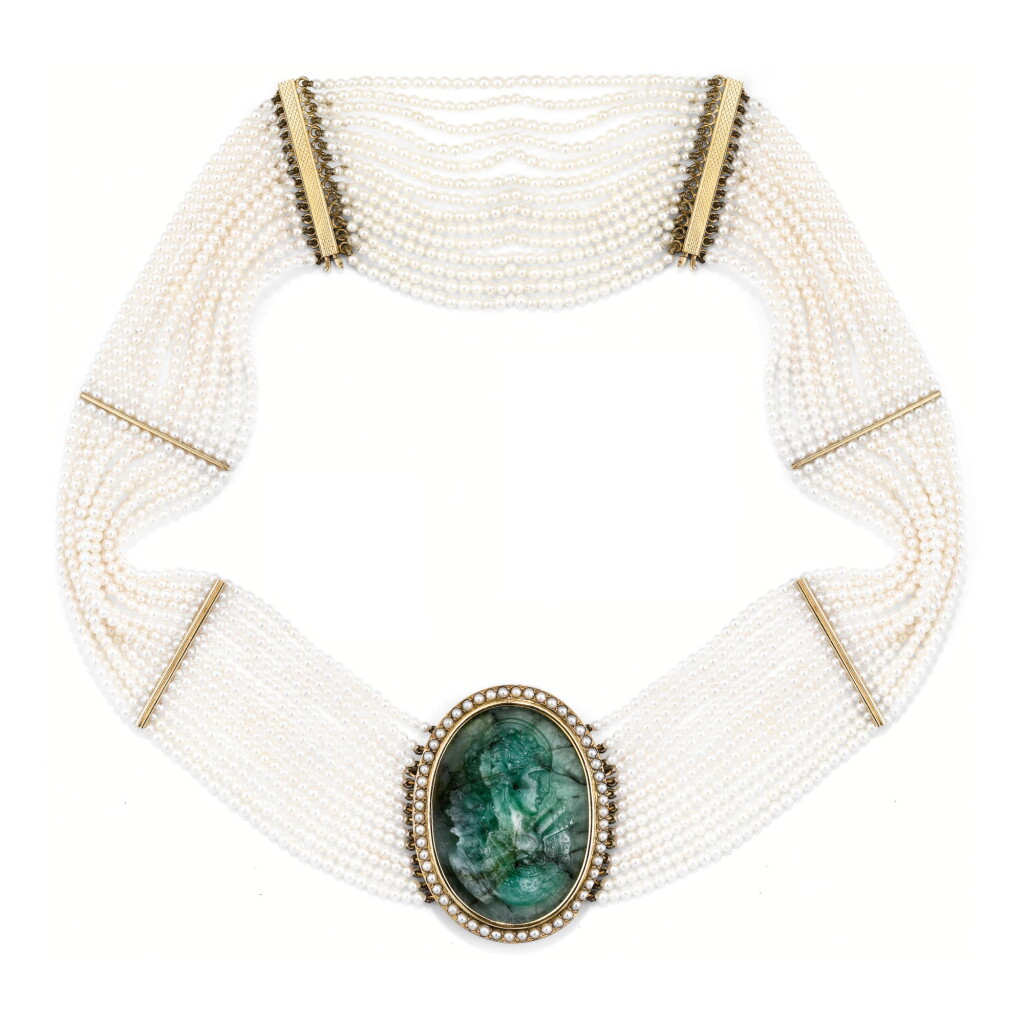 View full screen - View 1 of Lot 4. COLLIER RAS-DU-COU ÉMERAUDE ET PERLES DE CULTURE | EMERALD AND CULTURED PEARL COLLIER DE CHIEN.