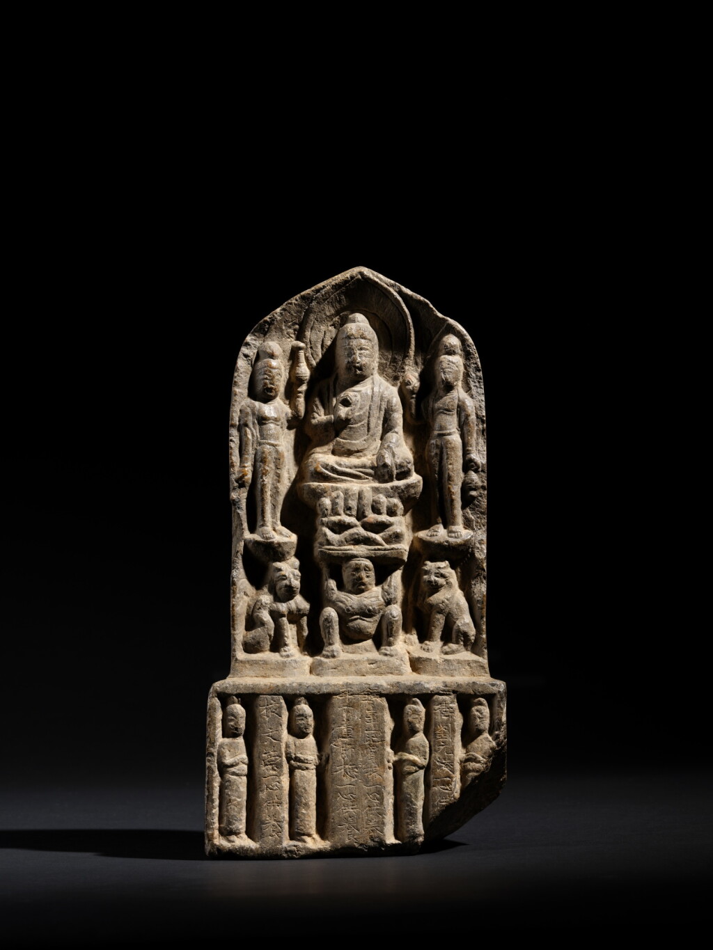 View full screen - View 1 of Lot 8050. An inscribed limestone votive stele with Buddhist triad, Tang dynasty | 唐 廉玄意鐫石灰石雕刻銘造像碑.