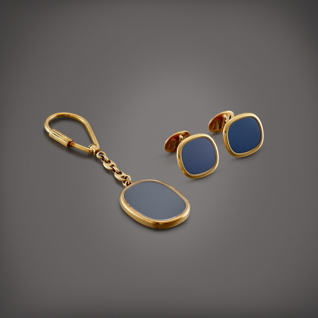 View full screen - View 1 of Lot 837. Ellipse, Reference 9002 and 9602| A pair of yellow gold cufflinks and a keychain, Circa 1980 | 百達翡麗 | Ellipse 型號9002 及 9602 | 一對黃金袖扣及鑰匙扣,約1980年製.