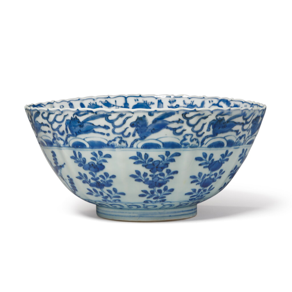 View full screen - View 1 of Lot 826. A BLUE AND WHITE 'BIRD AND FLOWER' BARBED-RIM BOWL, LATE MING DYNASTY.