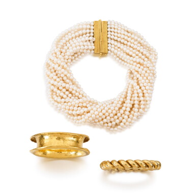 View full screen - View 1 of Lot 127. Ensemble de bijoux or et perles de culture | Set of gold and cultured pearl necklace.