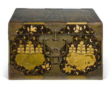 View full screen - View 1 of Lot 579. A Japanese lacquer hasami-bako (traveling chest), Edo period, late 18th - early 19th century.