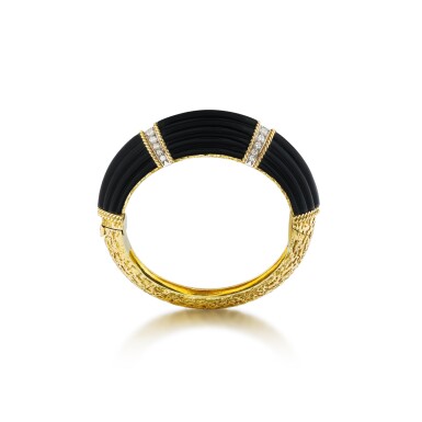 View full screen - View 1 of Lot 49. Piaget | Bracelet jonc onyx, résine et diamants | Onyx, resin and diamond bangle bracelet.