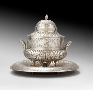 View full screen - View 1 of Lot 44. A German silver covered tureen with stand, Neresheimer, Hanau, circa 1900 | Soupière couverte et son présentoir en argent, par Neresheimer, Hanau, vers 1900.