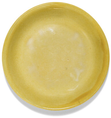 View full screen - View 1 of Lot 83. COUPE EN PORCELAINE MONOCHROME JAUNE MARQUE ET ÉPOQUE JIAJING | 明嘉靖 黃釉圓盤 《大明嘉靖年製》款 | A yellow-glazed saucer dish, Jiajing mark and period.