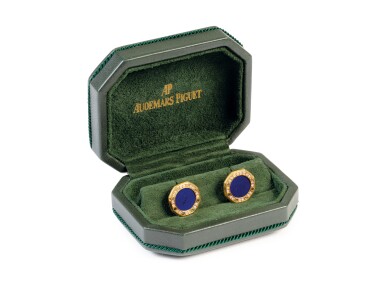 View full screen - View 1 of Lot 5. Royal Oak Paire de boutons de manchette en or jaune avec boîte d'origine | Pair of yellow gold cufflinks with matching presentation case Vers 1995 | Circa 1995.