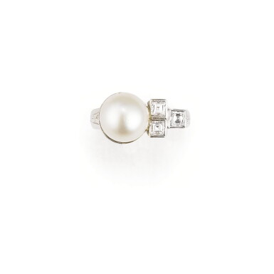 View full screen - View 1 of Lot 107. BAGUE PERLE FINE ET DIAMANTS | NATURAL PEARL AND DIAMOND RING.