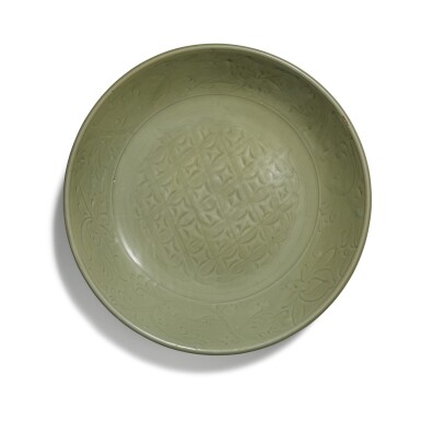View full screen - View 1 of Lot 163. A large carved 'Longquan' celadon-glazed charger, Ming dynasty, 15th century | 明十五世紀 龍泉窰青釉刻花錦紋大盤.