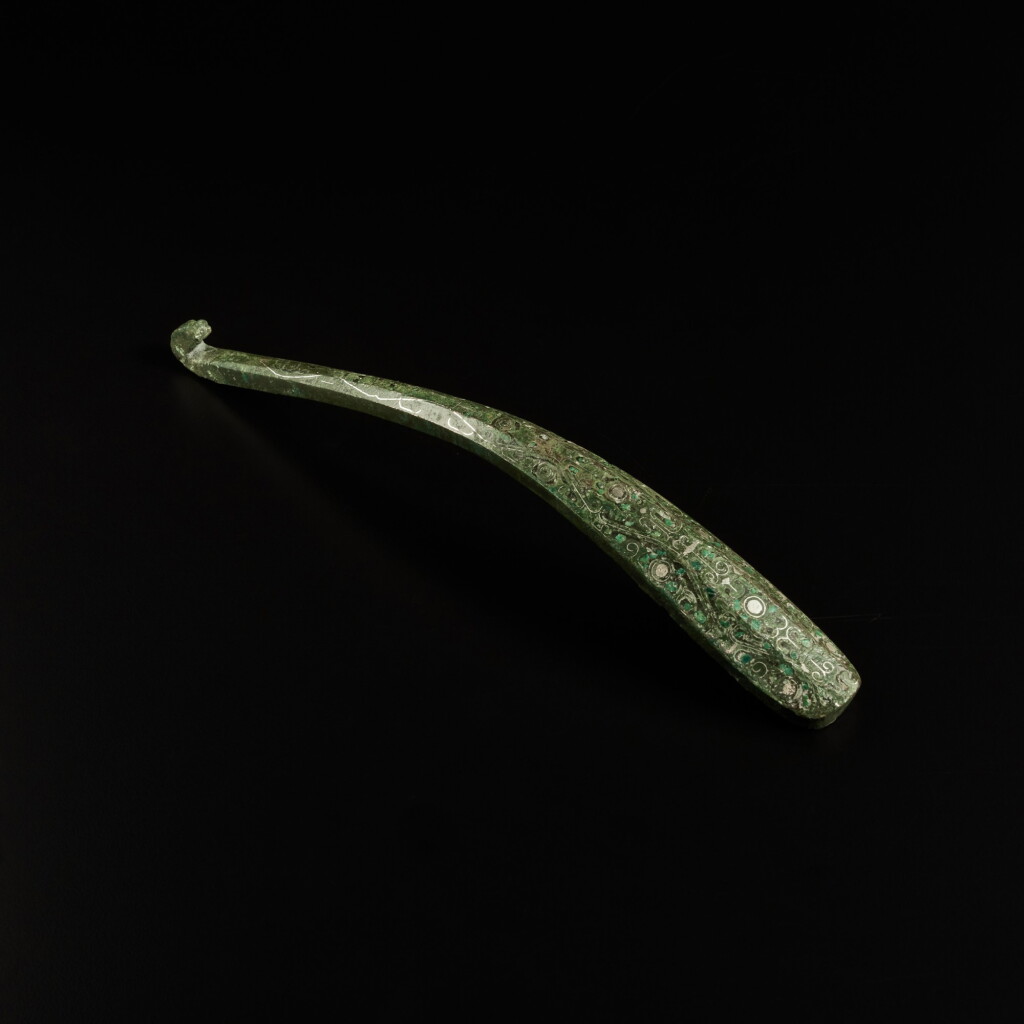 全萤幕检视 - 查看227A turquoise and silver-inlaid bronze belt hook, Warring States period | 戰國 銅錯銀嵌綠松石帶鉤的1