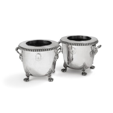 View full screen - View 1 of Lot 432. An English pair of silver-plated wine-coolers, unmarked, England, circa 1830 | Paire de seaux à rafraîchir en métal argenté, non poinçonnés, Angleterre, vers 1830.