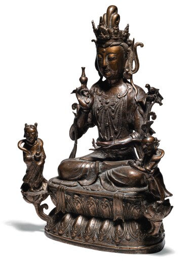 View full screen - View 1 of Lot 44. GRANDE STATUE TRIADE EN BRONZE D'AVALOKITESVARA ET DEUX ACOLYTES DYNASTIE QING, XVIIIE SIÈCLE | 清十八世紀 銅觀世音菩薩坐像 | A large bronze triad of Avalokitesvara and two acolytes, Qing dynasty, 18th century.