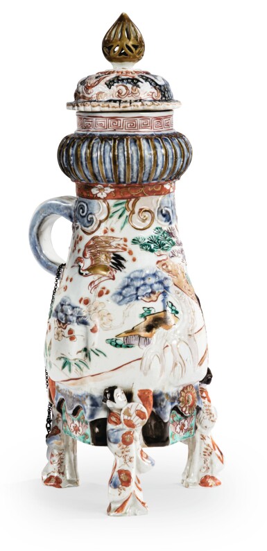 View full screen - View 1 of Lot 127. FONTAINE TRIPODE COUVERTE EN PORCELAINE IMARI À DÉCOR MOULÉ JAPON, ÉPOQUE EDO, XVIIE-XVIIIE SIÈCLE | 日本 江戸時代 十七至十八世紀 伊万里彩繪水盛 | An imari moulded tripod fountain and cover, Japan, Edo period, 17th/18th century .