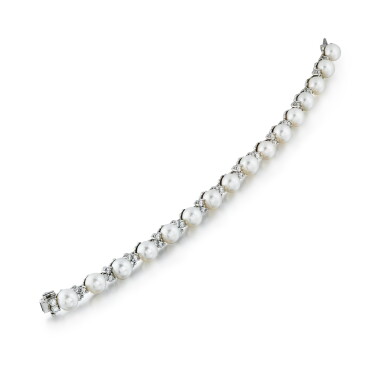 View full screen - View 1 of Lot 265. Bracelet perles de culture et diamants | Cultured pearl and diamond bracelet.