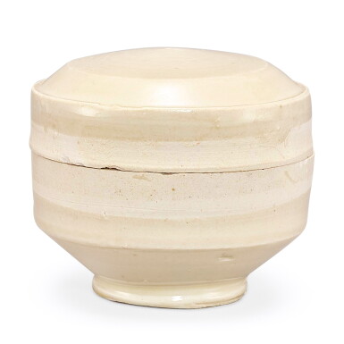 View full screen - View 1 of Lot 315. A DINGYAO BOX AND COVER NORTHERN SONG DYNASTY | 北宋 定窰白釉圓蓋盒.