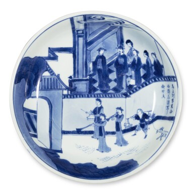 View full screen - View 1 of Lot 564. An inscribed blue and white 'figural' dish, Qing dynasty, early Kangxi period | 清康熙初 青花西廂記人物故事圖盤.