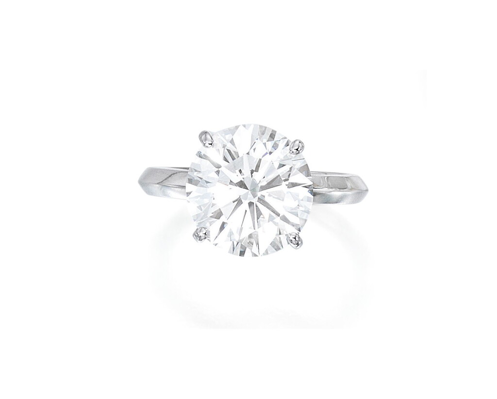 View full screen - View 1 of Lot 158. DIAMOND RING.
