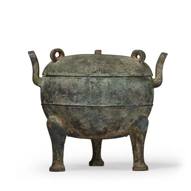 View full screen - View 1 of Lot 1025. An archaic bronze tripod vessel and cover (Ding), Eastern Zhou dynasty, early Warring States period | 東周 戰國初 青銅魚紋鼎.