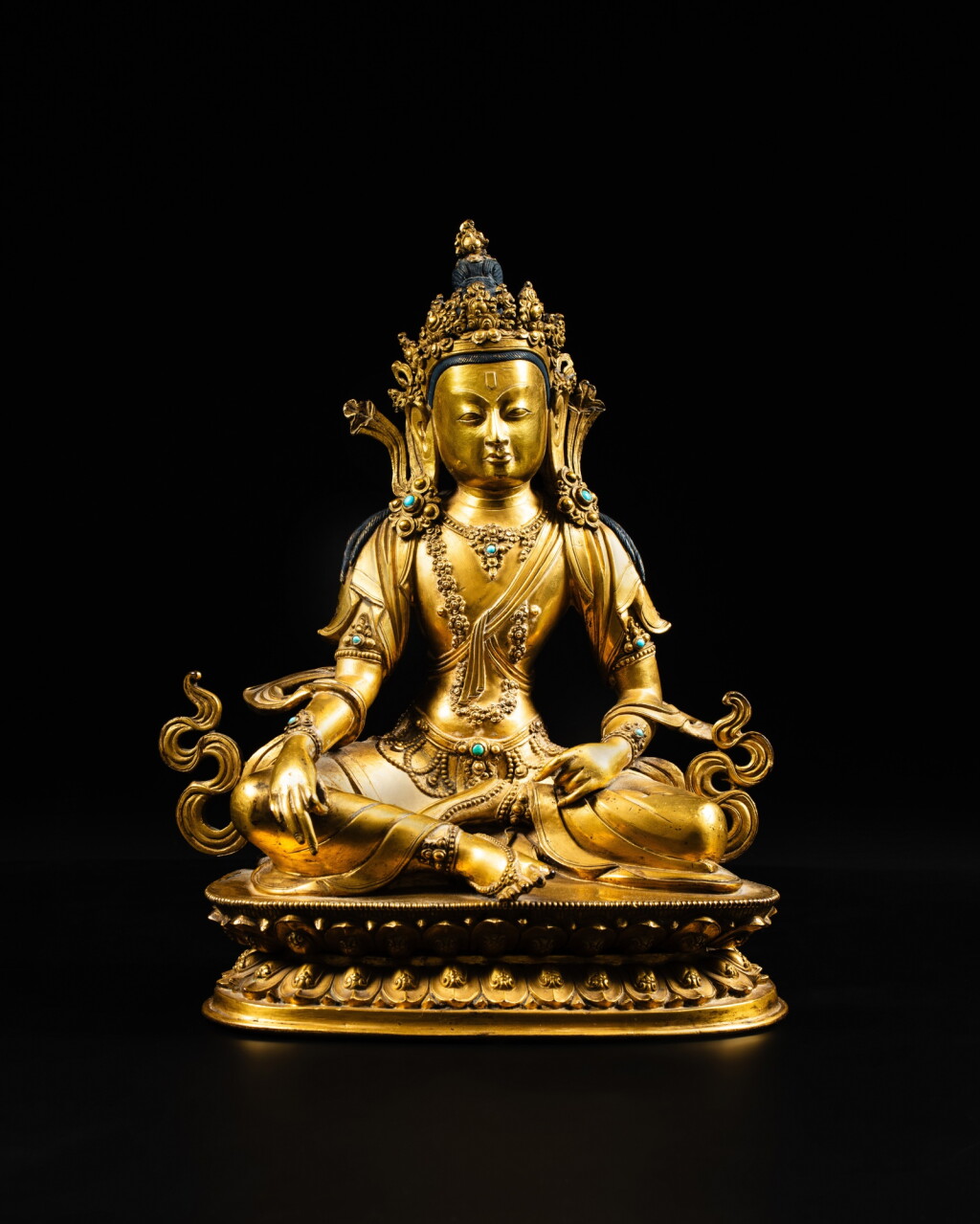 View full screen - View 1 of Lot 7. A finely cast gilt-copper seated figure of a Boddhisattva, Tibet, 17th or early 18th century | 十七世紀或十八世紀初 藏傳銅鎏金菩蕯坐像.