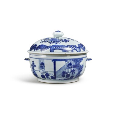 View full screen - View 1 of Lot 37. A Rare Chinese Export Blue and White 'Tea Cultivation' Circular Tureen and Cover, Qing Dynasty, Qianlong Period, Circa 1740 | 清乾隆 約1740年 青花製茶圖大蓋盌.