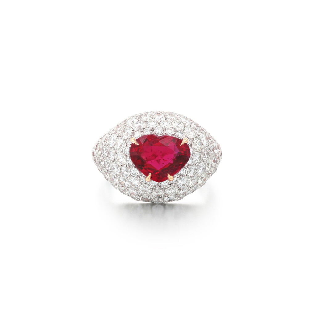 View full screen - View 1 of Lot 255. Bague rubis et diamant | Ruby and diamond ring.
