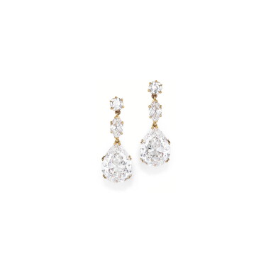 View full screen - View 1 of Lot 275. PAIRE DE BOUCLES D'OREILLE DIAMANTS | PAIR OF DIAMOND EARRINGS.