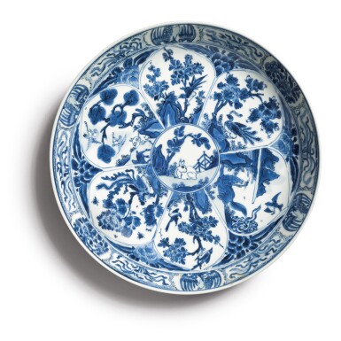 View full screen - View 1 of Lot 831. A BLUE AND WHITE 'ANIMALS' DISH, QING DYNASTY, KANGXI PERIOD.