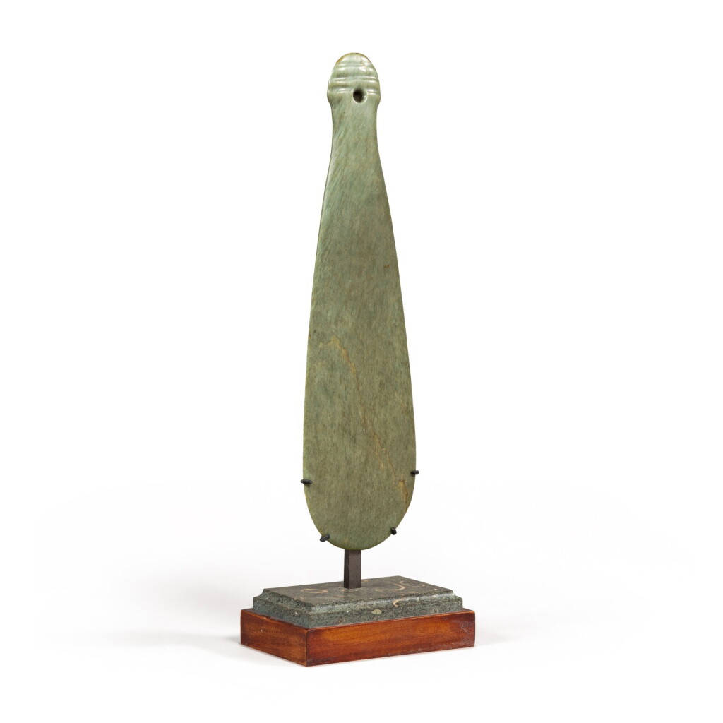 View full screen - View 1 of Lot 117. Nephrite Club Mere Pounamu, Maori, New Zealand | Massue mere pounamu, Maori, Nouvelle-Zélande.