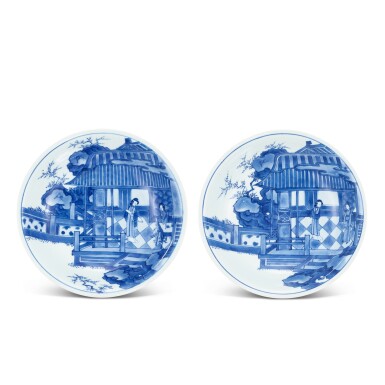 View full screen - View 1 of Lot 422. A pair of blue and white 'Romance of West Chamber' dishes, Qing dynasty, Kangxi period 清康熙 青花西廂記圖盤一對 《奇石寶鼎之珍》款.