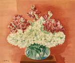 Fleurs blanches et grenat dans un vase transparent