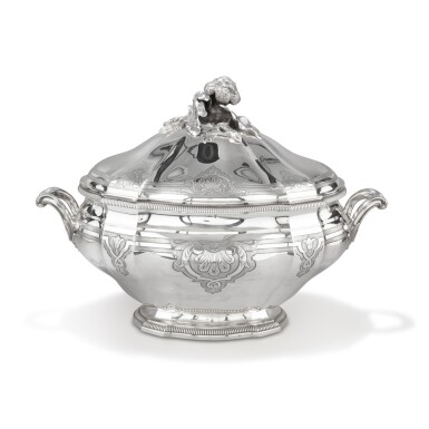 View full screen - View 1 of Lot 352. A large silver oval tureen in the Régence style, Souche père & fils, Paris, 1925-1942 | Grande soupière ovale de style Régence en argent par Souche père & fils, Paris, 1925-1942.