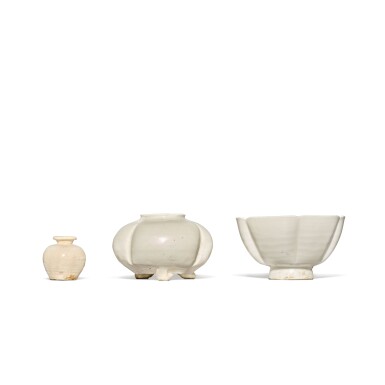 View full screen - View 1 of Lot 866. Three white-glazed vessels, Tang - Song dynasty | 唐至宋 白釉瓷一組三件.