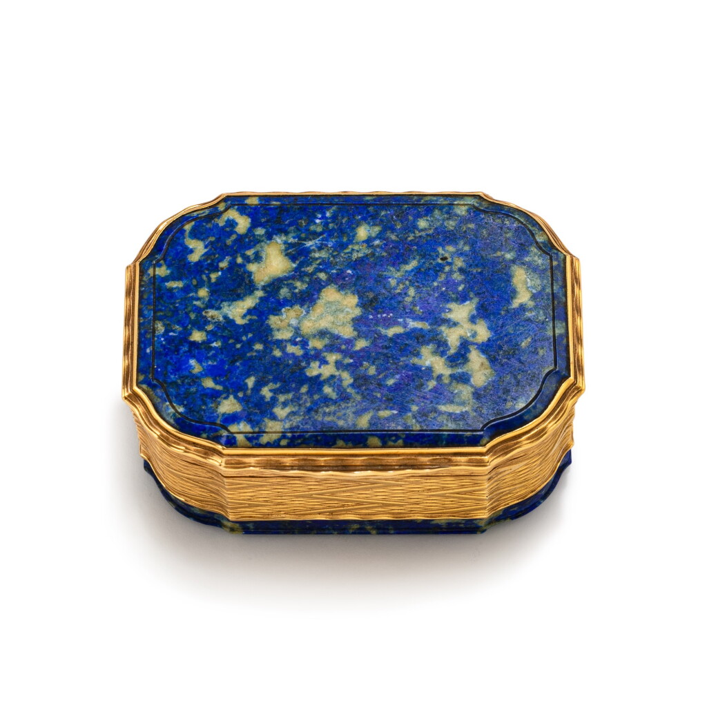 View full screen - View 1 of Lot 307. A large gold and hardstone snuff box, 19th century | Grande tabatière en or et pierre dure, XIXe siècle.