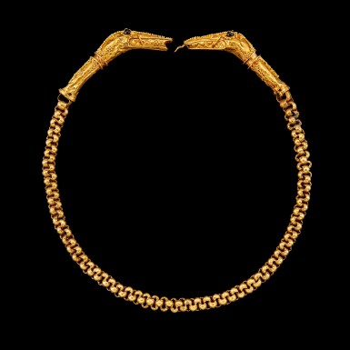 View full screen - View 1 of Lot 1026. A gold 'snake' necklace with stone-set eyes Possibly Flores or Sumba, Indonesian archipelago, 19th century | 十九世紀 印尼群島 或弗洛勒斯或松巴 蛇首金鍊.