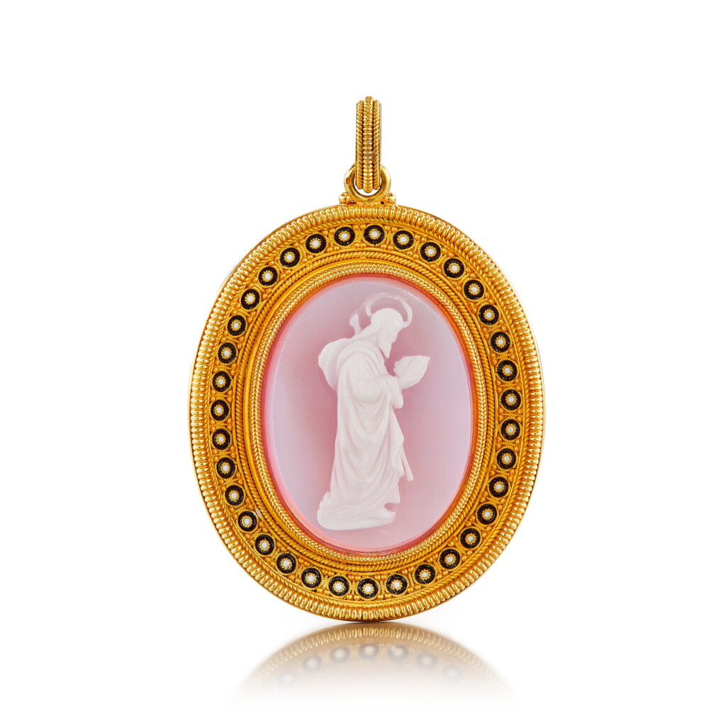 View full screen - View 1 of Lot 2868. Hardstone Cameo and Enamel Pendant | 硬石浮雕 配 琺瑯彩 掛墜.
