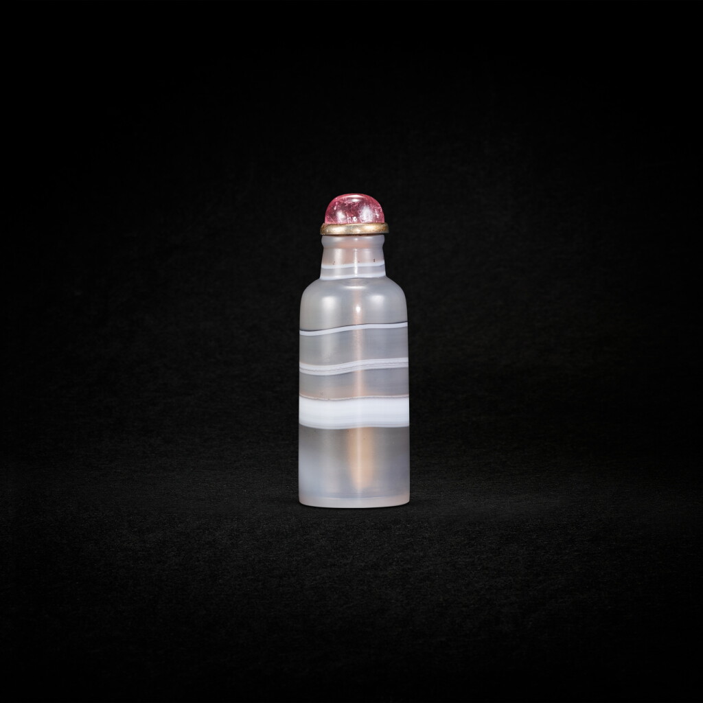 View full screen - View 1 of Lot 986. An agate snuff bottle, Yijinzhai Mark, Qing dynasty, Qianlong - Jiaqing period | 清乾隆至嘉慶 瑪瑙素面直筒式鼻煙壺 《詒晉齋》款.
