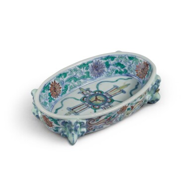 View full screen - View 1 of Lot 272. A doucai 'double vajra' washer, Qing dynasty, Yongzheng period | 清雍正 鬥彩金剛杵紋洗.