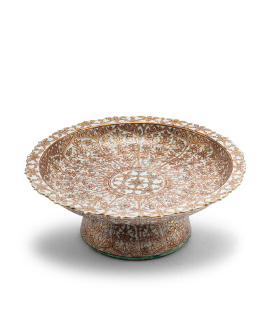 View full screen - View 1 of Lot 97. Coupe sur pied dite Benjarong en porcelaine émaillée, pour le marché Thaïlandais Dynastie Qing, XVIIIE-XIXE siècle | 清十八至十九世紀 外銷泰國班加隆花卉紋高足盤 | A gilt decorated porcelain Bencharong stemcup, Qing Dynasty, for the Thaï market, 18th-19th century.