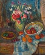 Vase de fleurs, saladier de fruits, assiette de cerises sur une nappe à carreaux