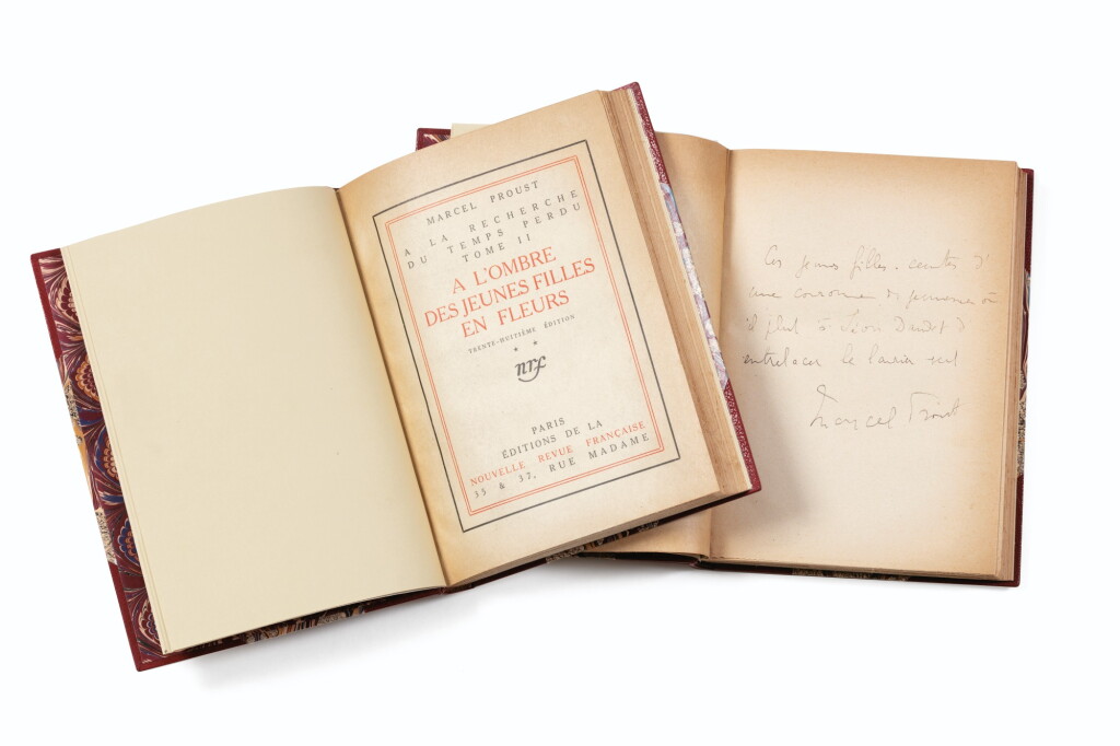 View full screen - View 1 of Lot 298. A l'Ombre des jeunes filles en fleurs. 1920. 2 vol. Envoi sur la contribution de Léon Daudet au prix Goncourt.