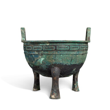 View full screen - View 1 of Lot 3545. An inscribed archaic bronze ritual food vessel, ding, Late Western Zhou dynasty | 西周晚期 青銅羽紋鼎.