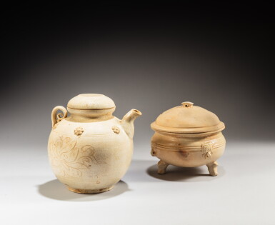 View full screen - View 1 of Lot 140. A white-glazed ewer and cover and a tripod incense burner and cover, Vietnam, 2nd / 3rd century | 越南 二 / 三世紀 白釉蓋壺及三足爐連蓋.